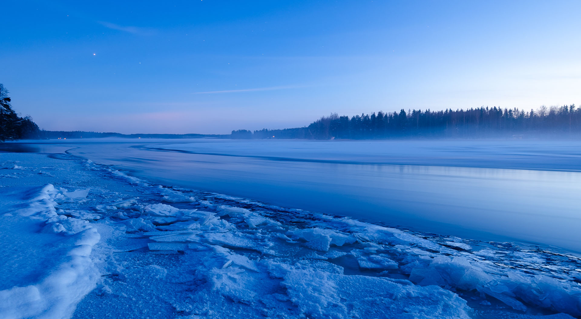 Ett blått ögonblick vid en sjö på vintern