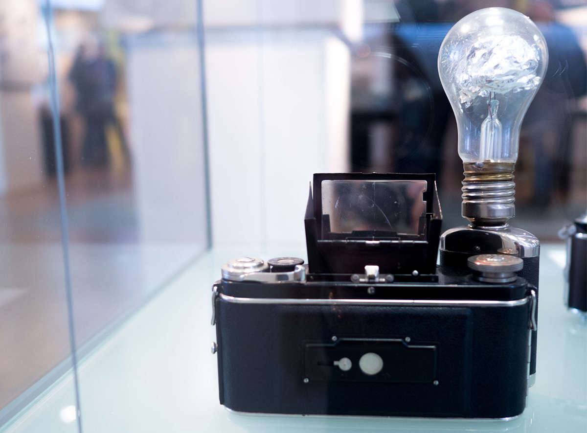 1200_inspire_fotogeschichte_teil5_Spiegelreflexkamera-Exakta-B-mit-Vakublitz1 Geschichte der Fotografie – Teil 5: