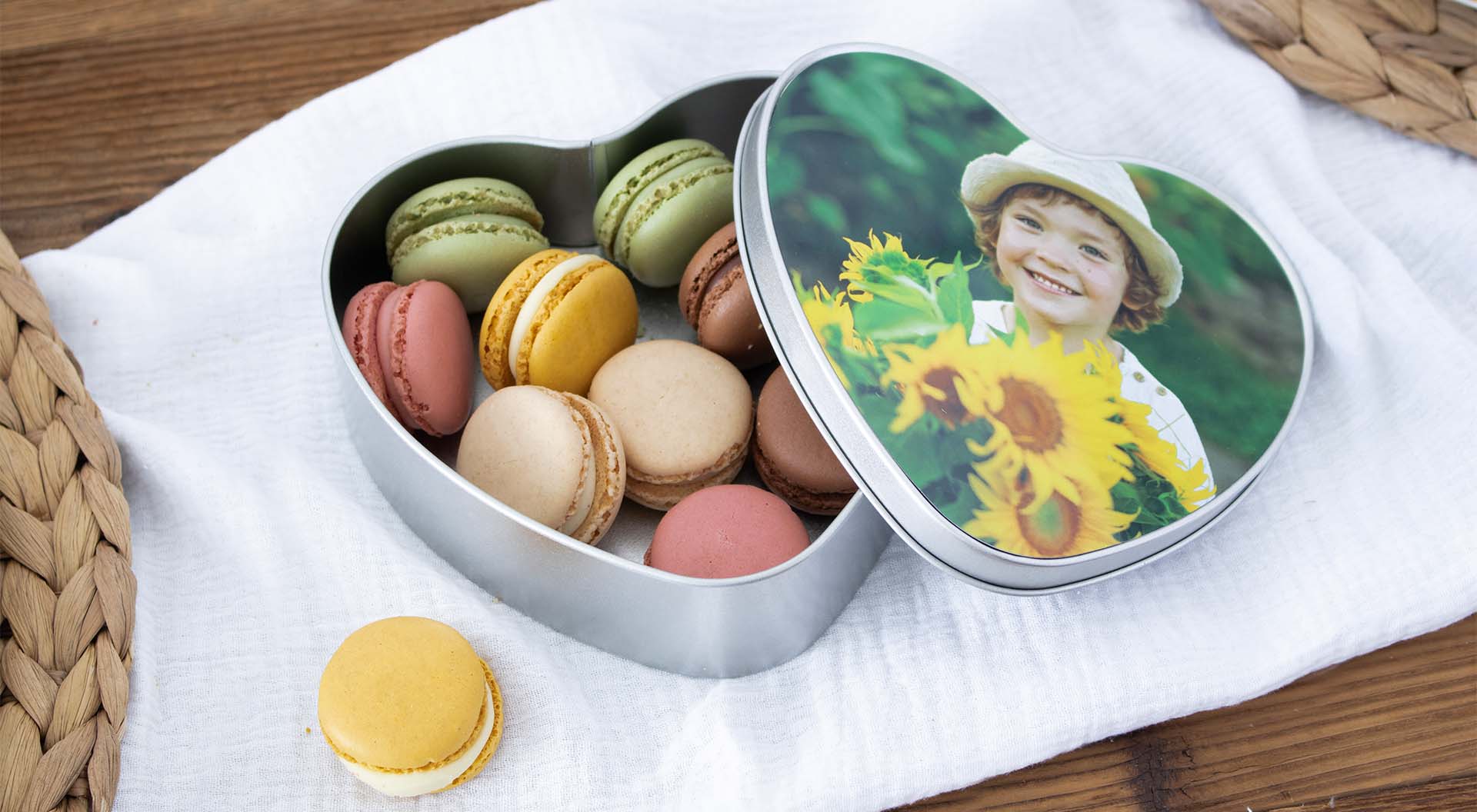 Ifolor photo tin full of macarons