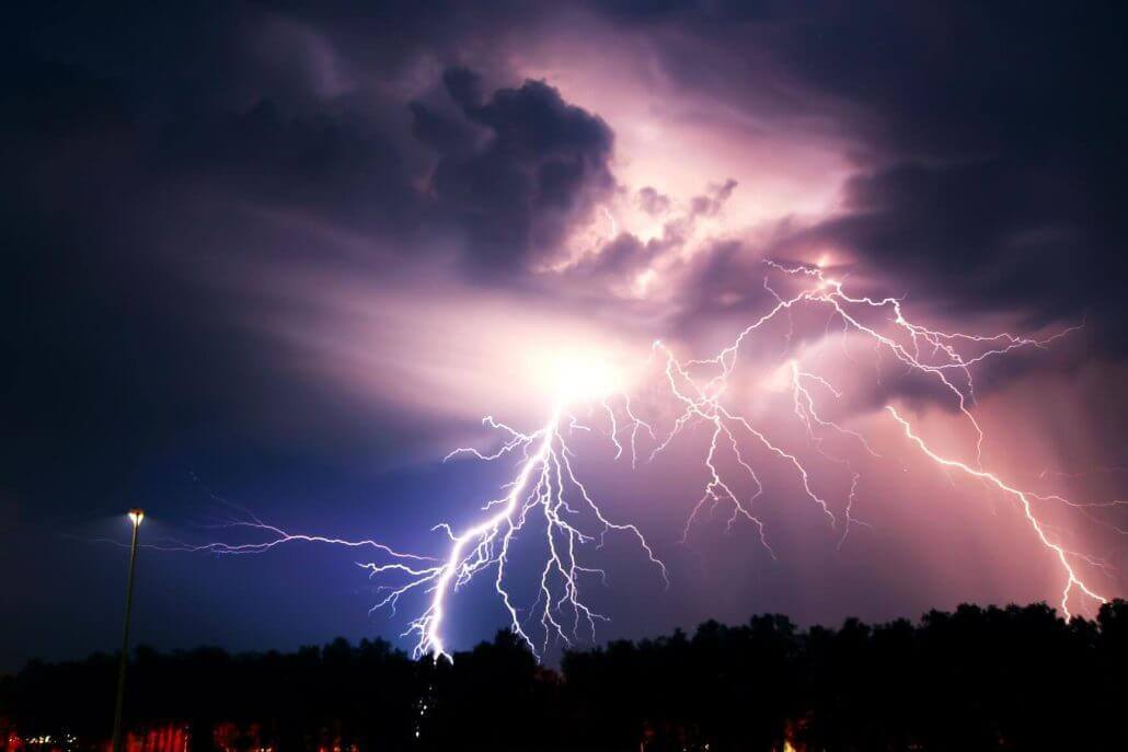 Gewitterwolken-und-Blitzeinschläge--1030x687 Gewitterblitze eindrucksvoll fotografieren