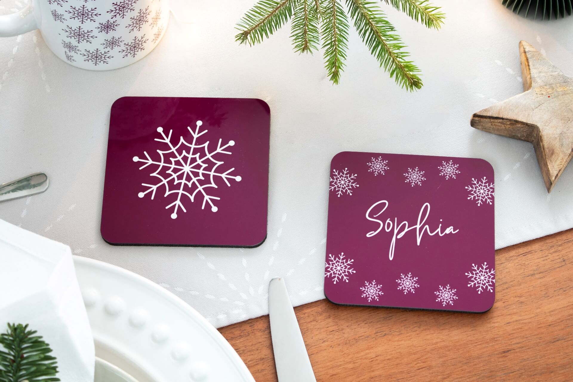 Utiliser des Dessous de verre personnalisés comme marque-places pour la table de Noël. Utiliser des Dessous de verre personnalisés comme marque-places pour la table de Noël.