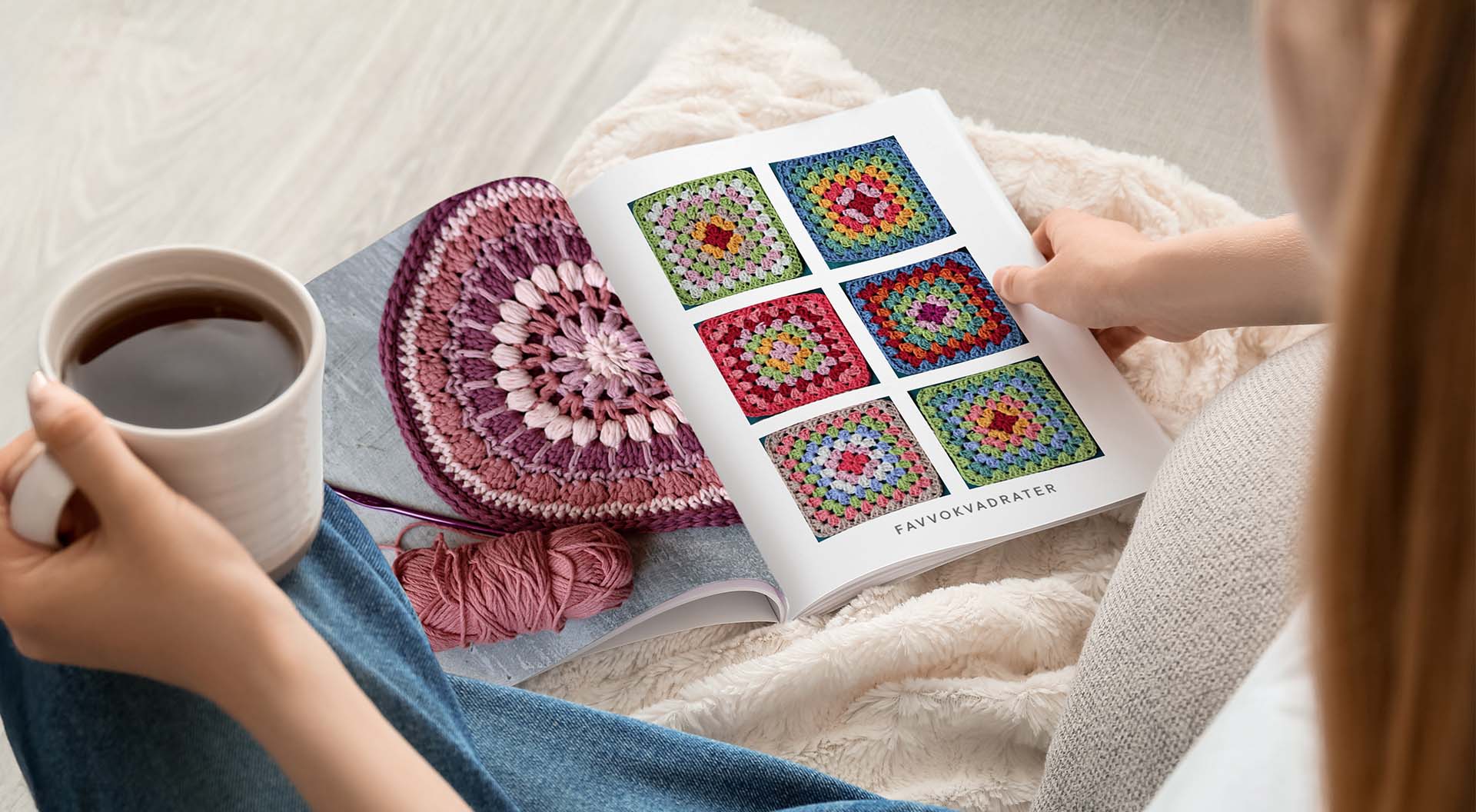 Fotoboksuppslag med virkade mormorsrutor