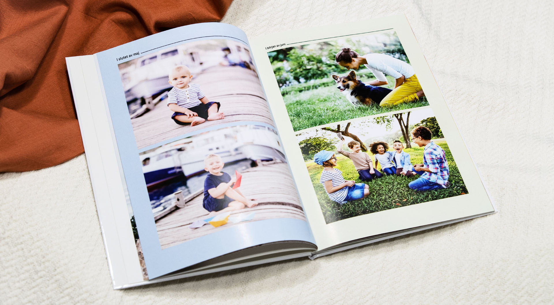 Ett årsboksuppslag med foton av familjen