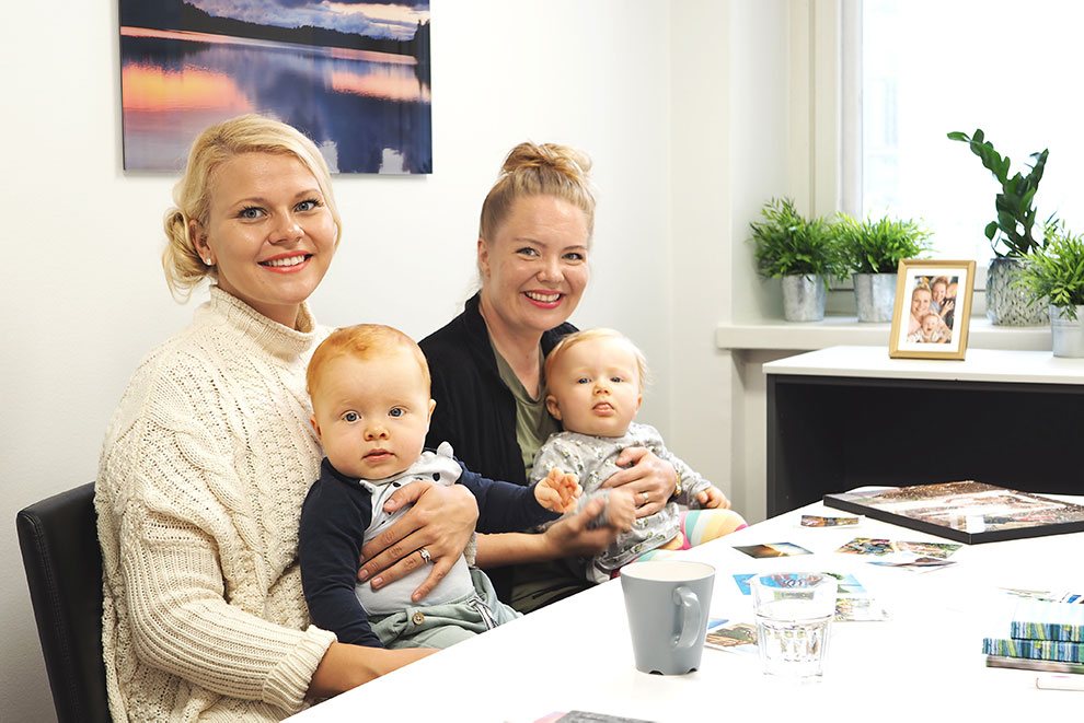 kaksi-aitia-ja-kaksoset KAKSI ÄITIÄ & KAKSOSET -kanavan Ella ja Susanna nauttivat pikkulapsiarjen kuvaamisesta