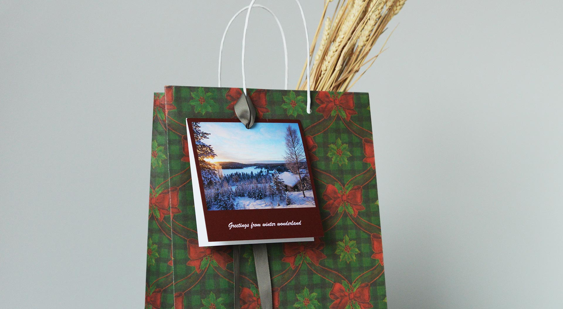 Julkort på handtaget på en presentpåse