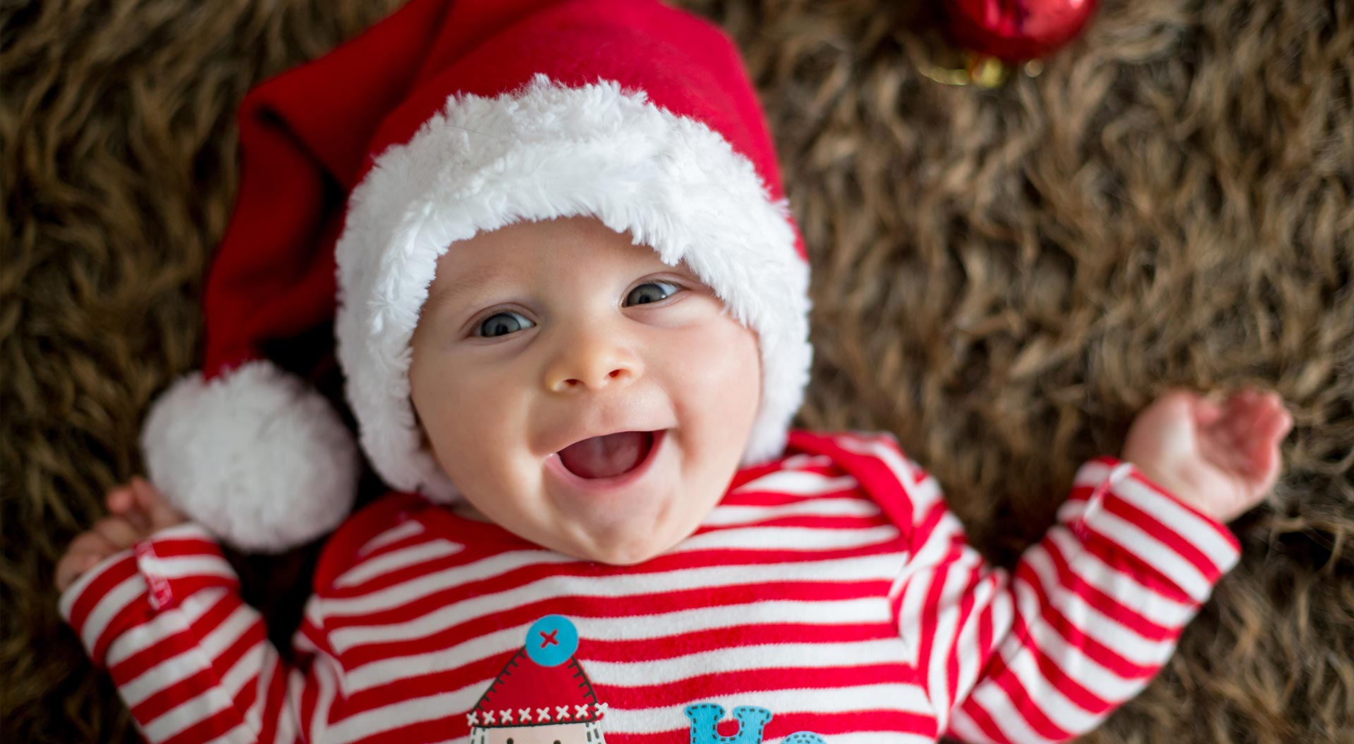 Vauva tonttulakki päässään