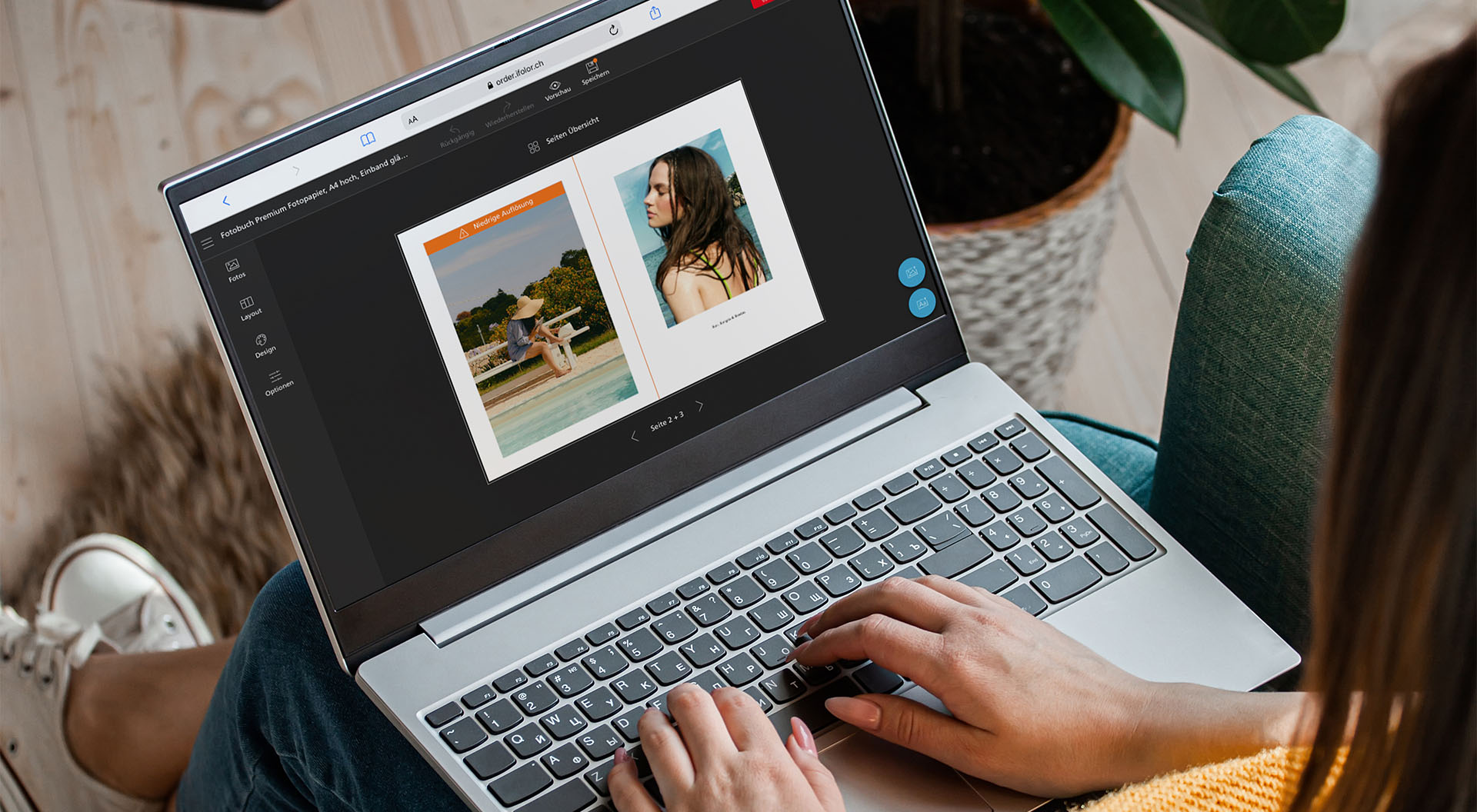 Kvinna designar en fotobok på ifolors webbplats