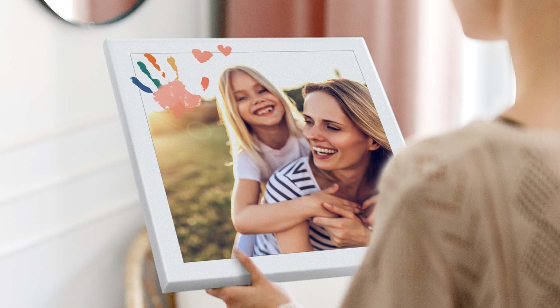 Lapsen kädenjälki painettuna canvas-tauluun