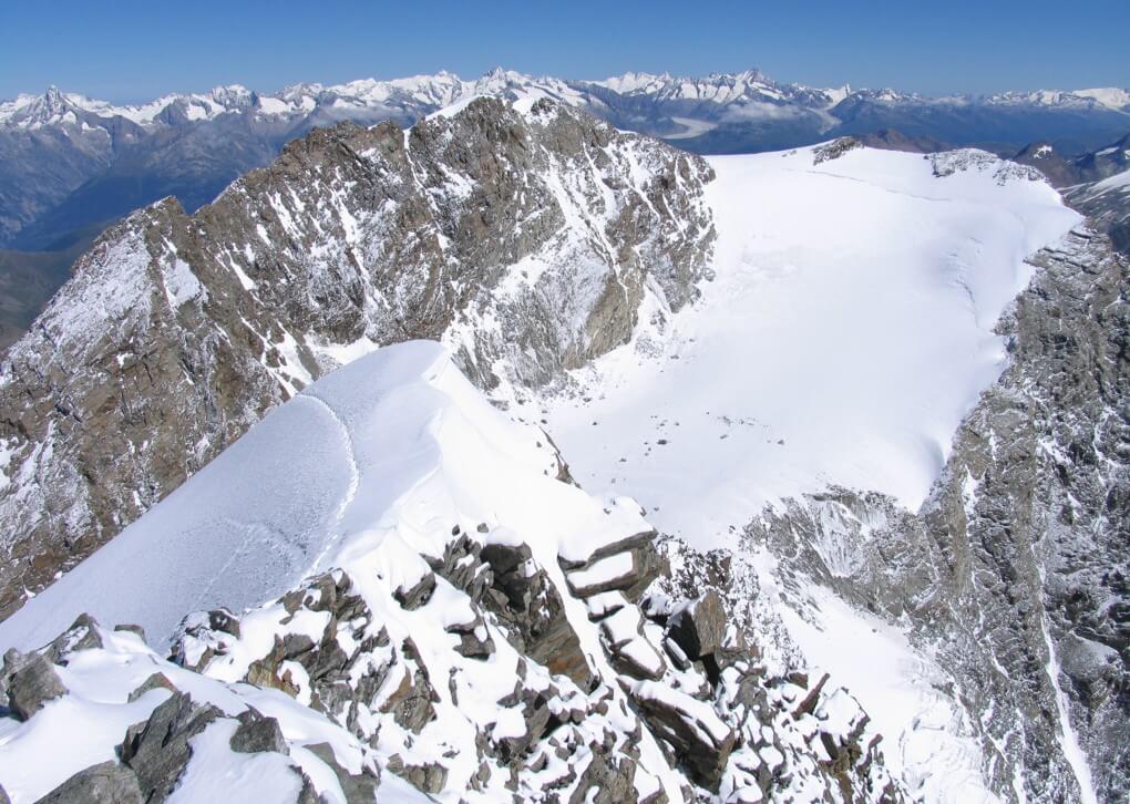 Verschneite-Berggipfel-im-Winter Fotografieren im Schnee