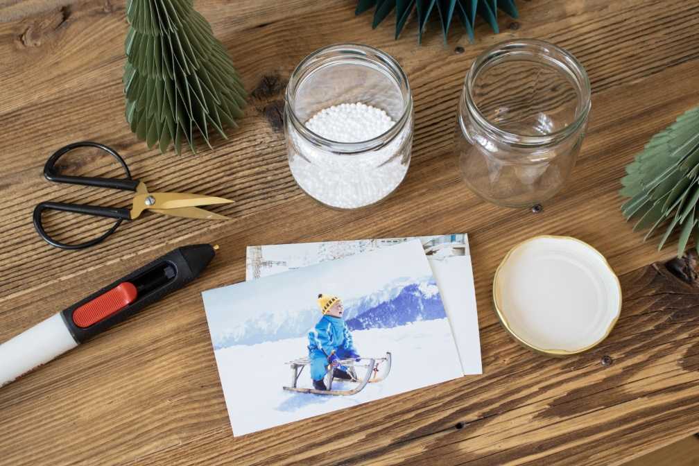 Bastelmaterialien für eine Schneekugel Bastelmaterialien für eine Schneekugel