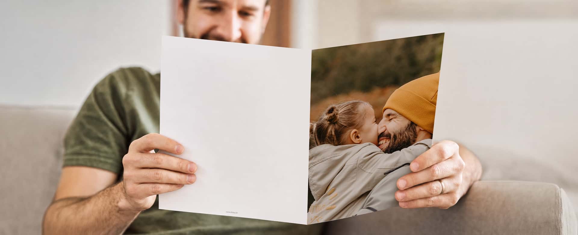 Pappa tittar på ett stort farsdagskort