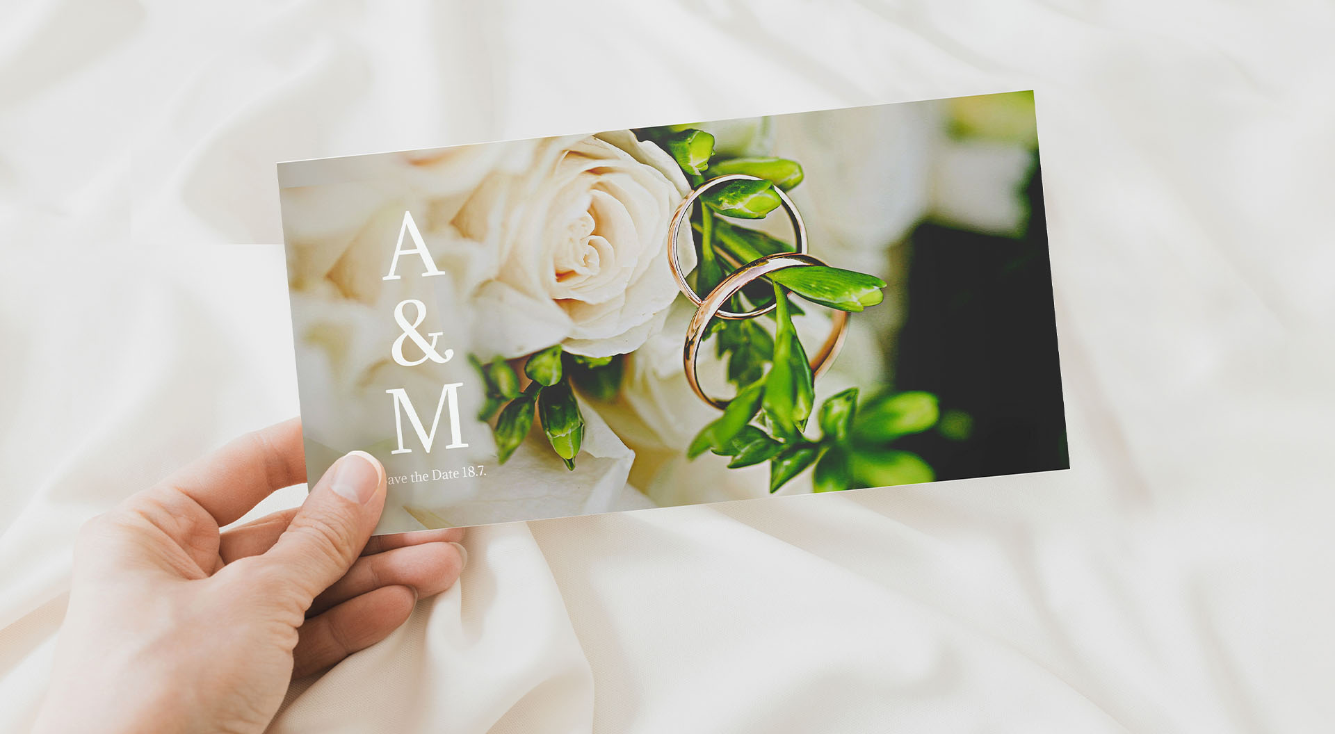 Save the date -kortissa lähikuva kihlasormuksesta