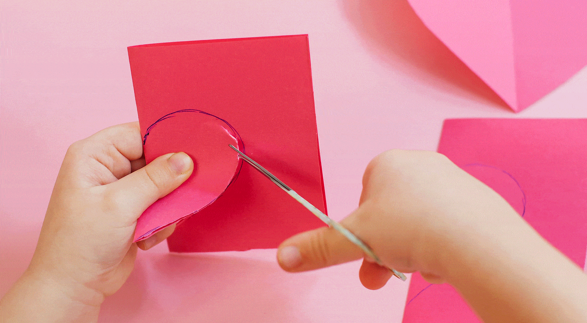 Kuvatarroilla koristeltu sydänkortti