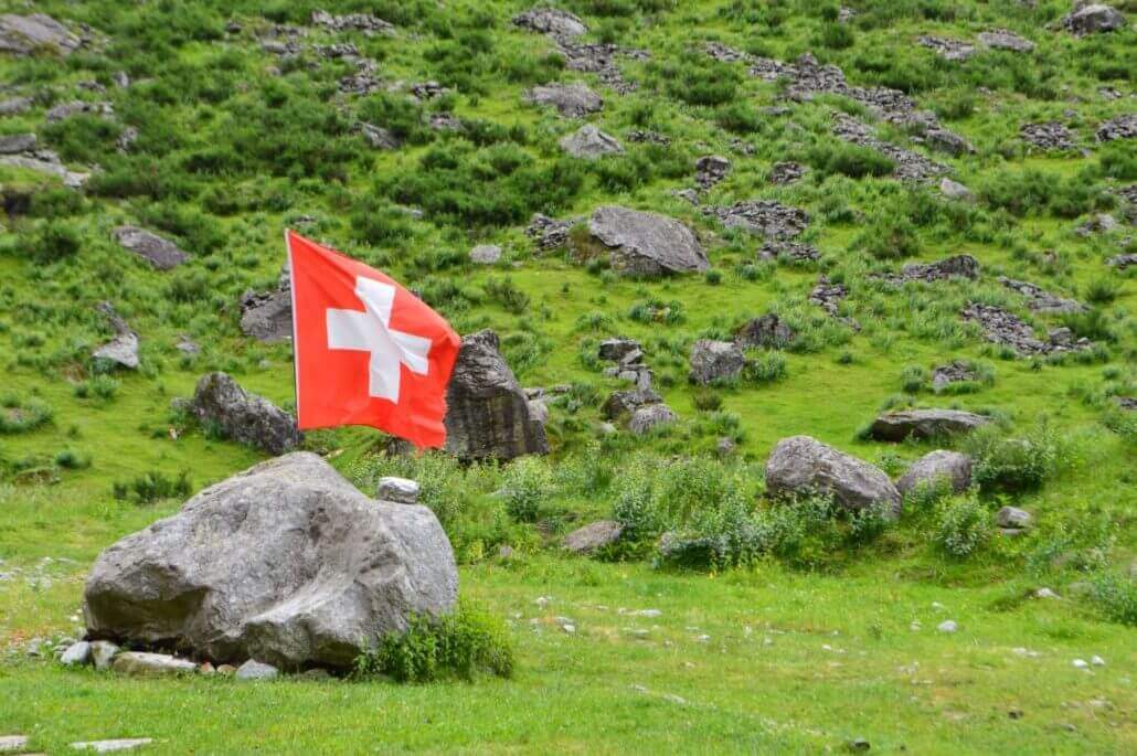 Schweizer-Flagge-im-Gruenen-1030x685 Bildrechte in der Schweiz