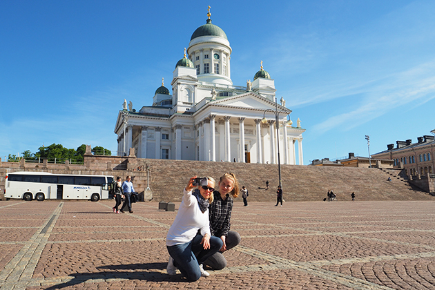 tuomiokirkko-selfie Kivoimmat kuvauspaikat kesä-Helsingissä