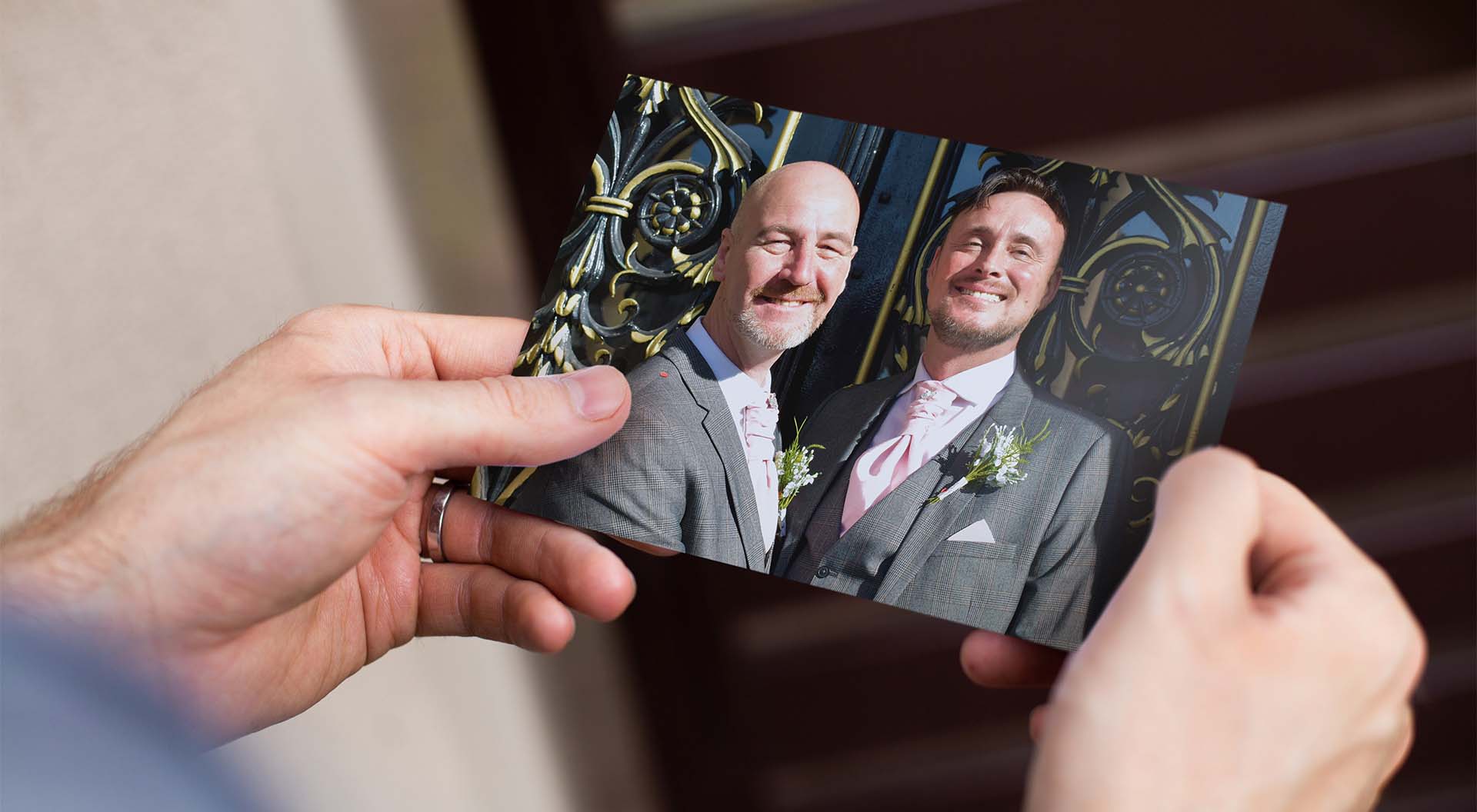 Ett pappersfoto framkallat av ett festfoto