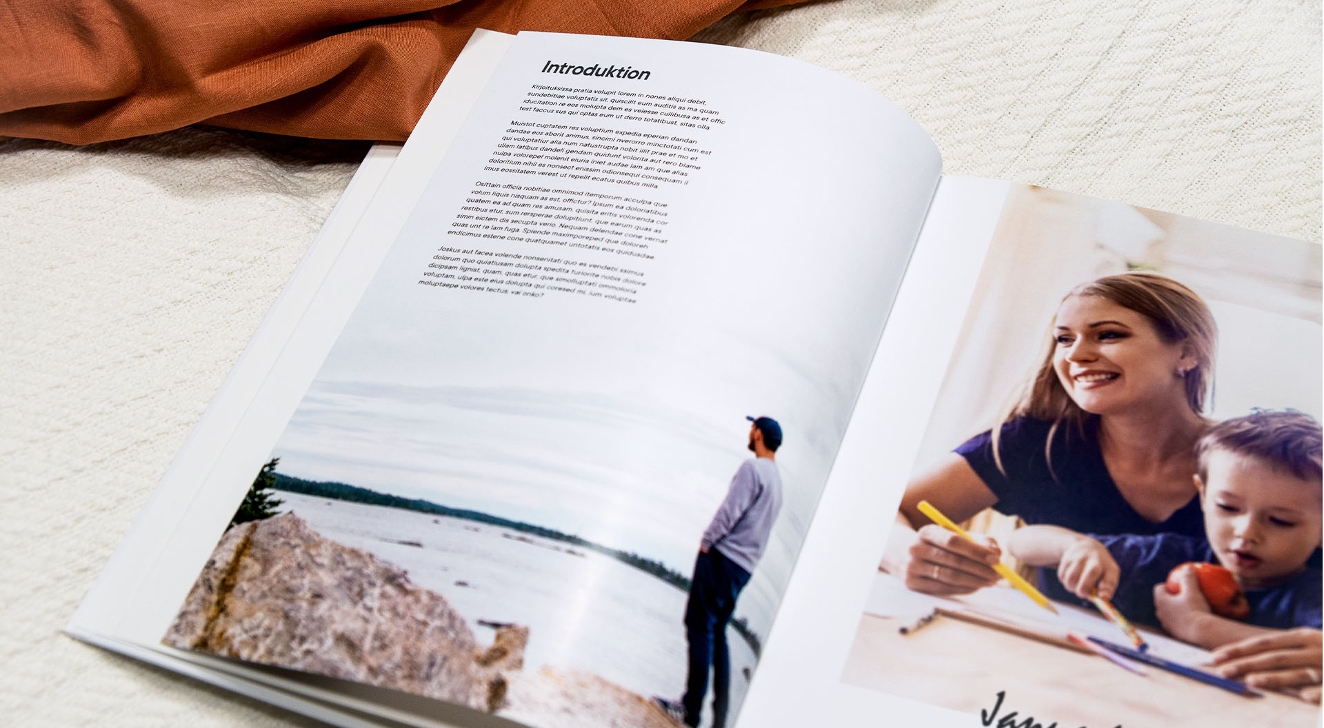 Årsboksuppslag med foton och text