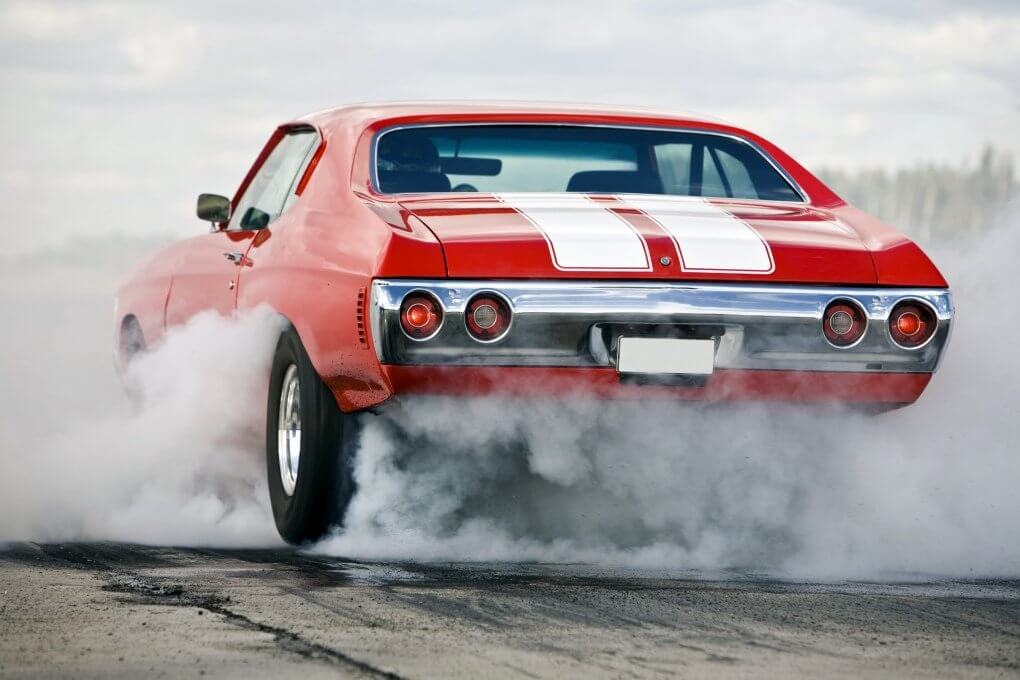 Rotes-Muscle-Car Fahrzeugfotografie – Autos und andere Fahrzeuge dynamisch fotografieren