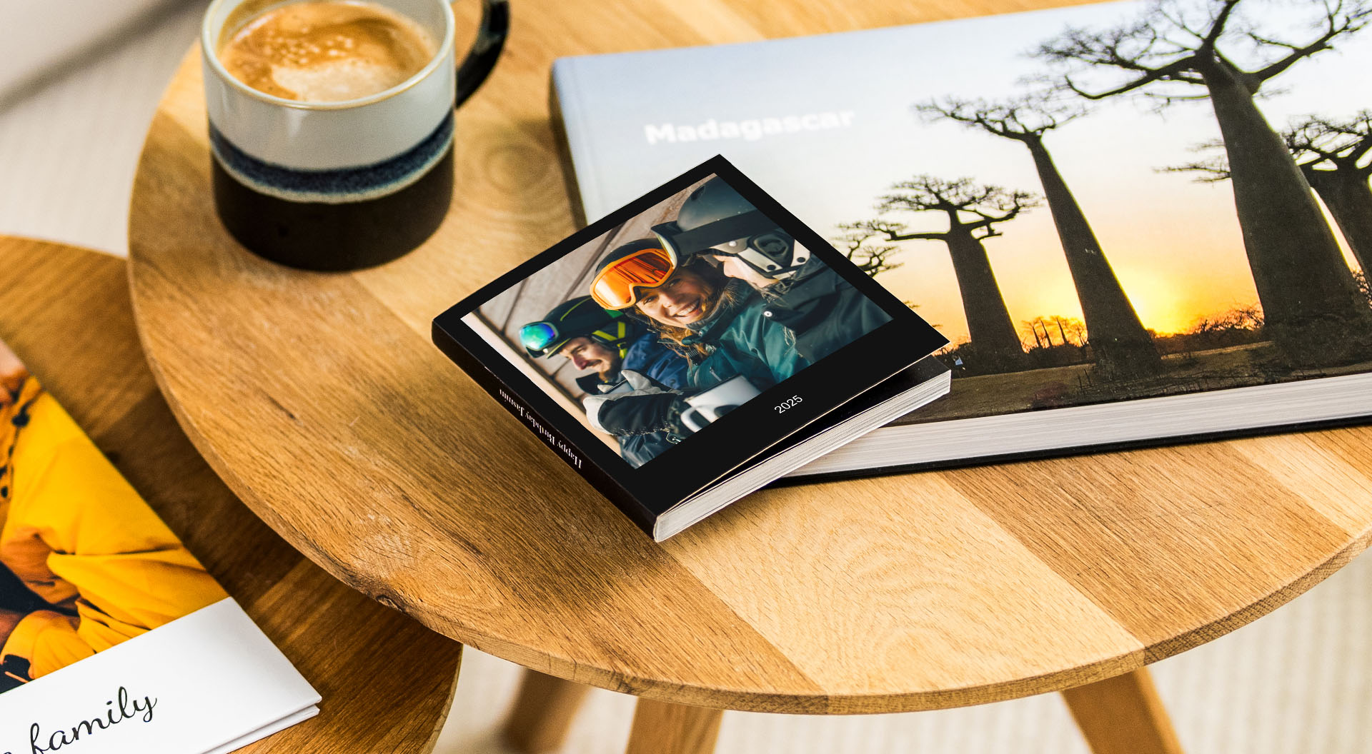 En liten Presentbok på runt bord med andra fotoböcker