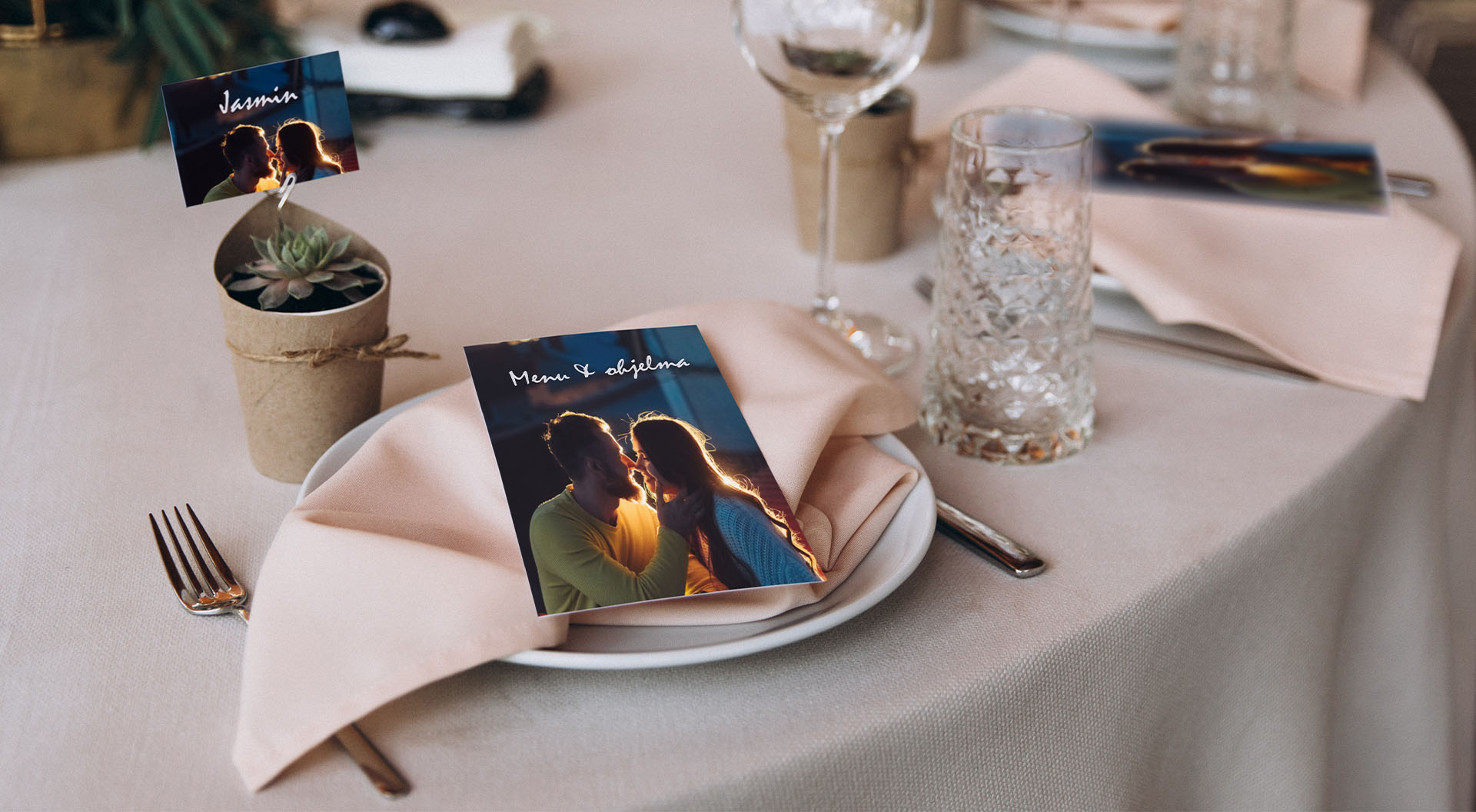 Hääjuhlapaikan kattaus