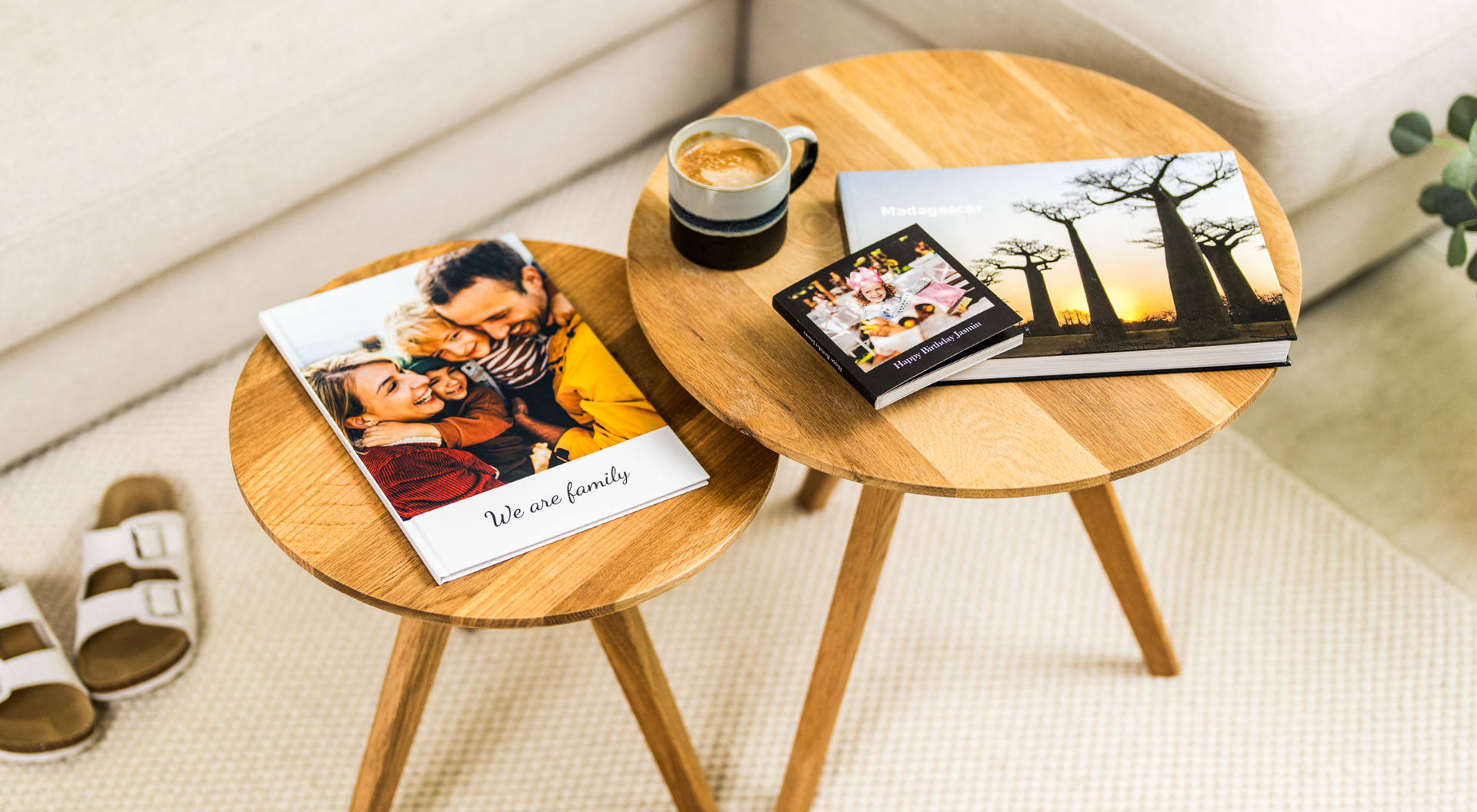 Kuvakirjat sohvapöydällä