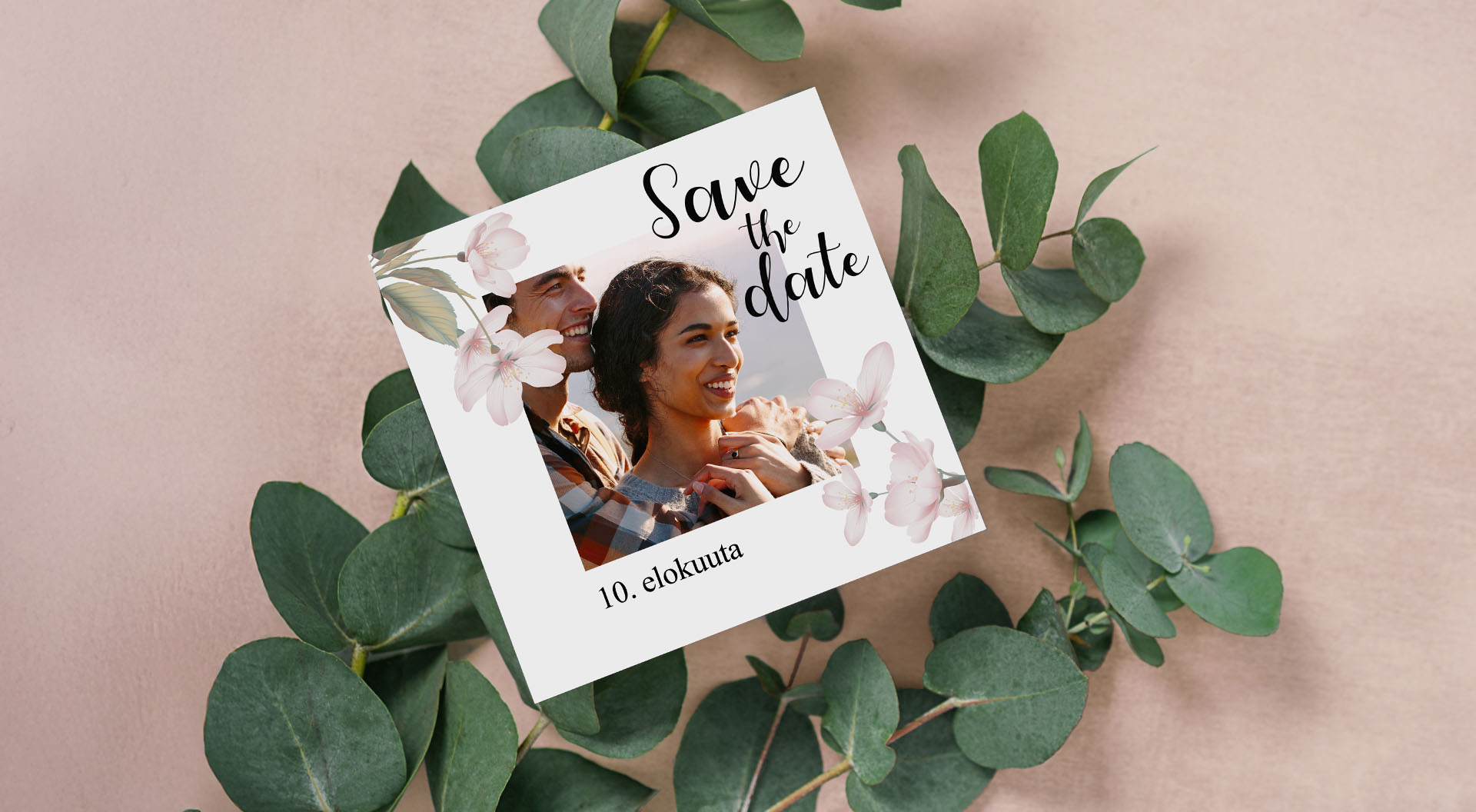 Save the date -kortti romanttisella yhteiskuvalla tulevasta hääparista