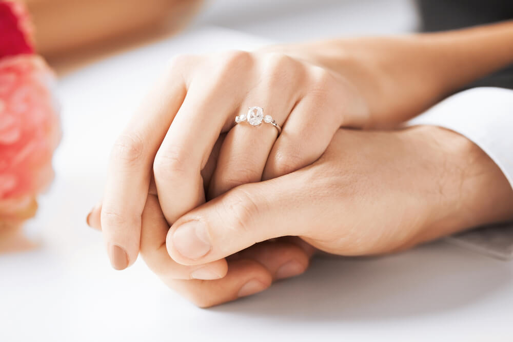 hochzeitsantrag-mit-fotobuch Une demande en mariage créative