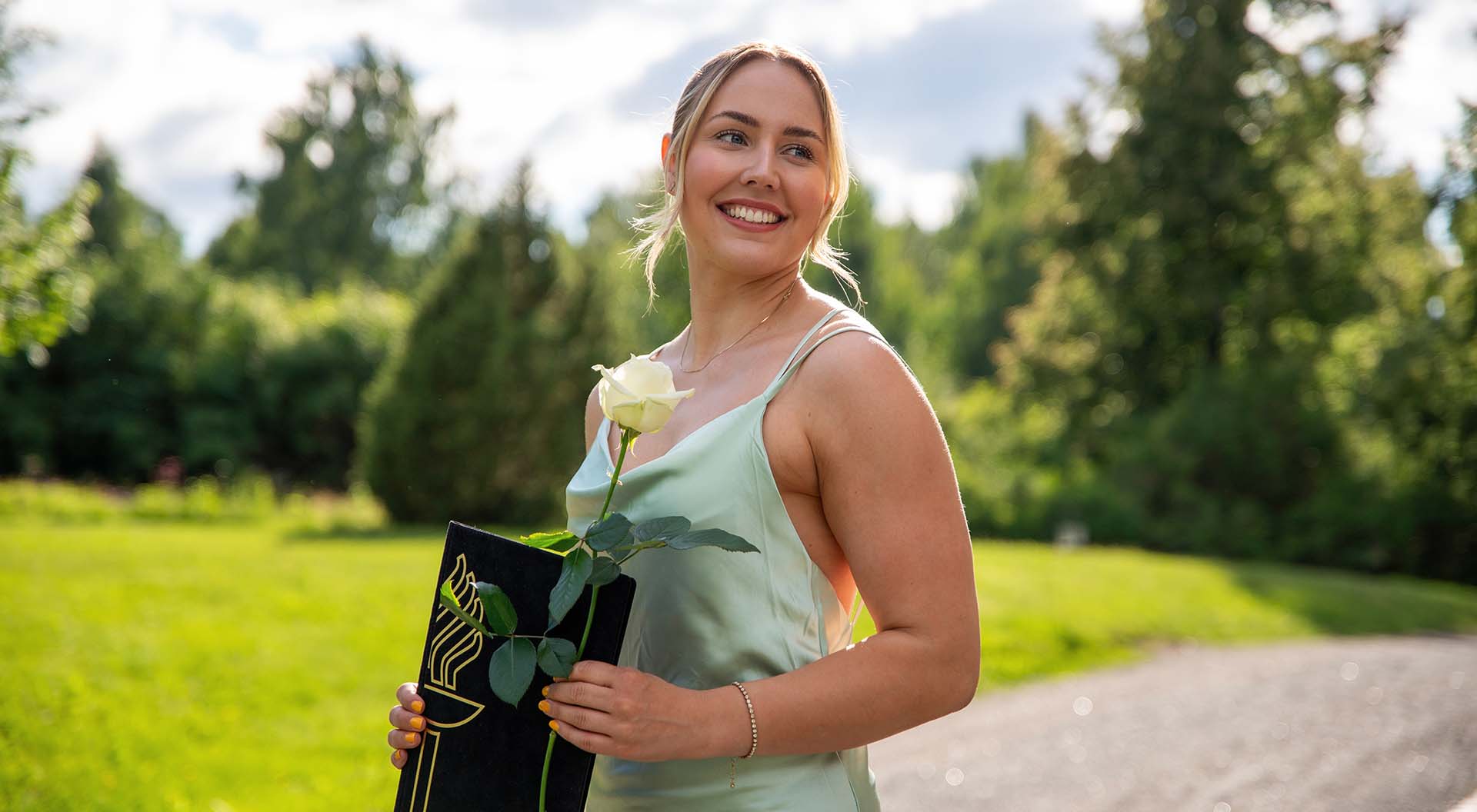 Take advantage of nature and the direction of the gaze when photographing