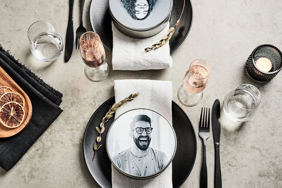 Kattausvinkki: Näin hyödynnät kuvia pöytäkoristeissa ja paikkakorteissa