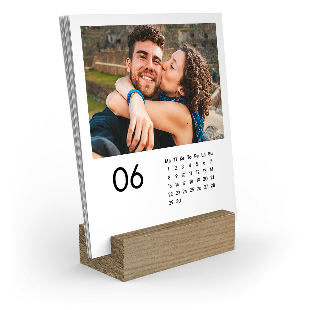 Pöytäkalenteri puutelineellä