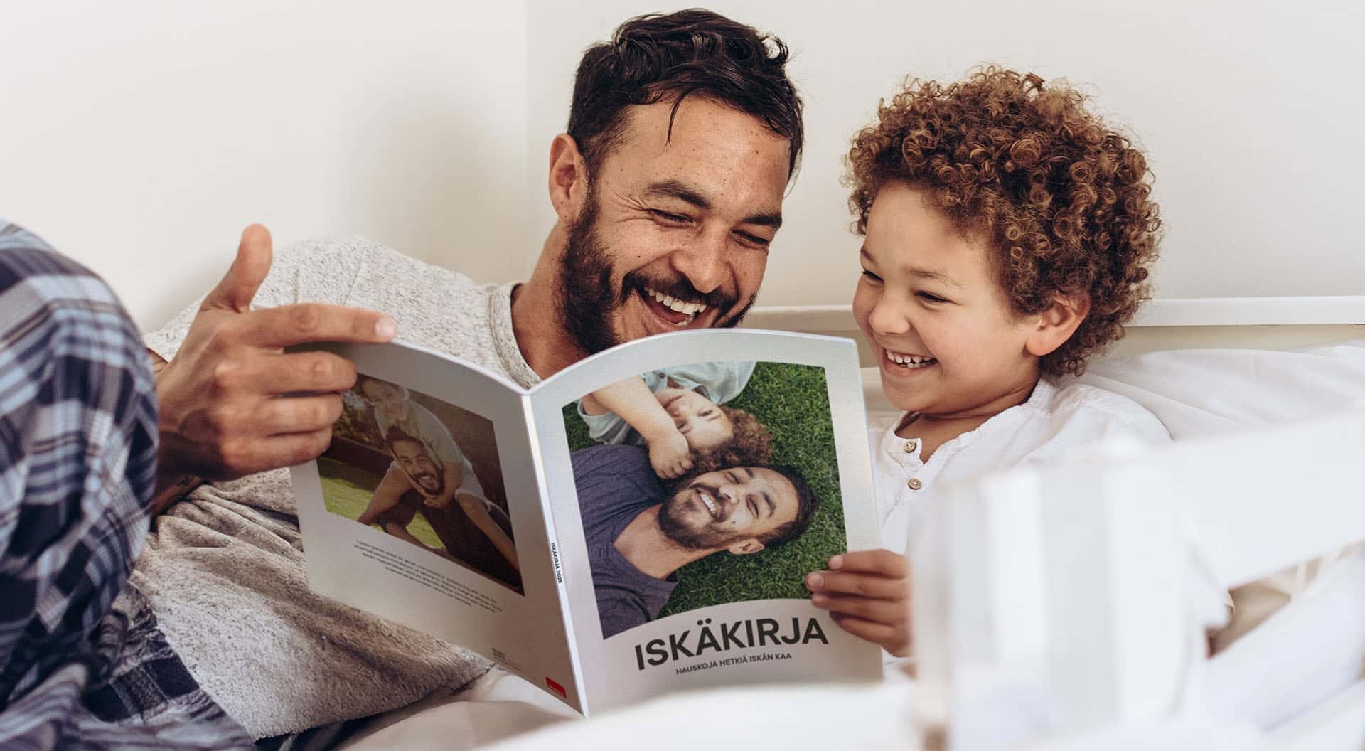 Lapsi selaa kuvakirjaa, jossa kuvia hänestä itsestään